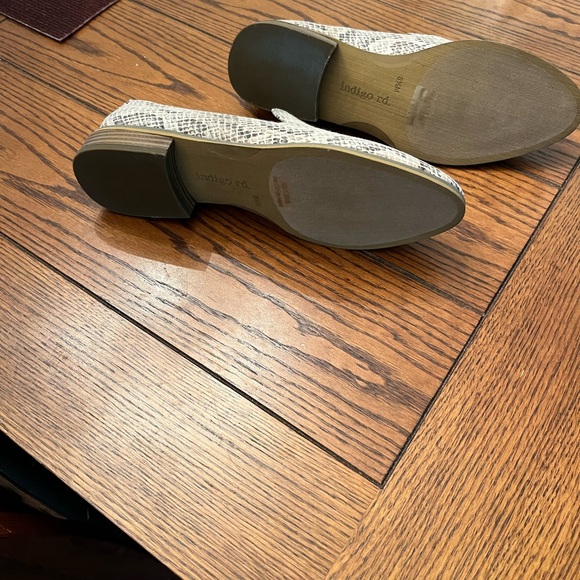 indigo rd. Snake skin style flat/loafer shoes - new never worn - size 8 1/2 - Picture 4 of 4
